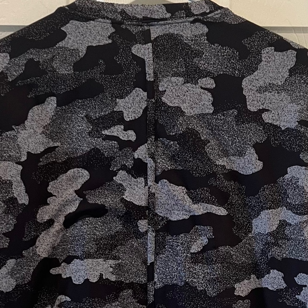 Lululemon Black/Gray Camo Print Women’s Short Sleeve Shirt
Size Small - Picture 4 of 5